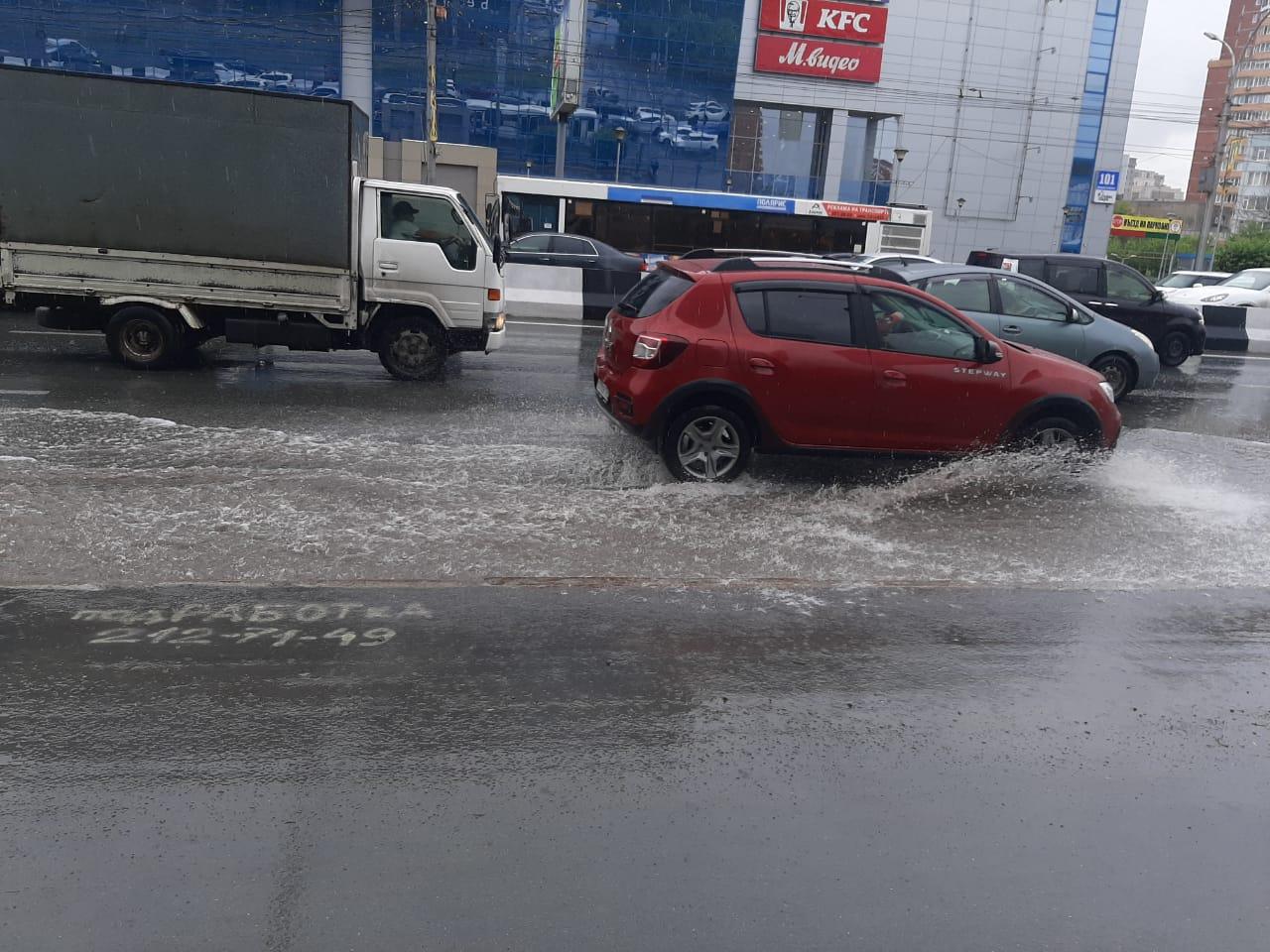 Фото «Скачем, как жабы на болоте»: двухдневный дождь устроил потоп на улицах Новосибирска 5